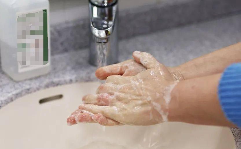 Use of benzalkonium chloride for skin and mucosa disinfection